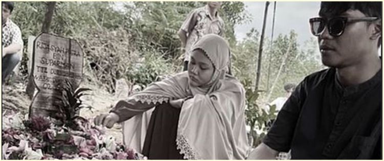 H-2 jelang pernikahan wanita ini terduduk lesu di makam calon suami, kisahnya bikin haru