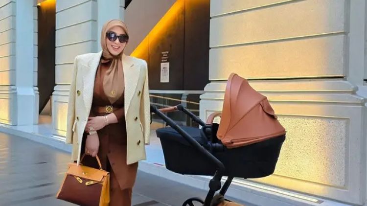 Tas Hermes selalu jadi andalan, momen Syahrini momong baby R ini gayanya bak sosialita sejati