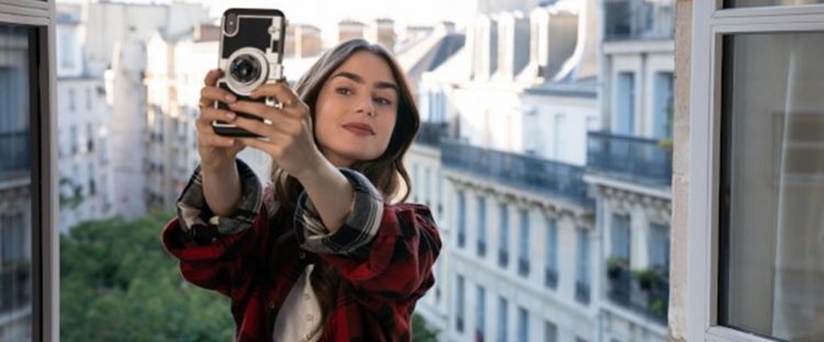 Ulasan serial Netflix Emily in Paris, gaya hidup, konflik budaya, dan cerita cinta di Kota Mode