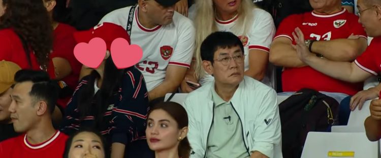 Viral momen artis Korea Lee Kyung-kyu nonton Timnas Indonesia di GBK, tepati janji pada Shin Tae-yong